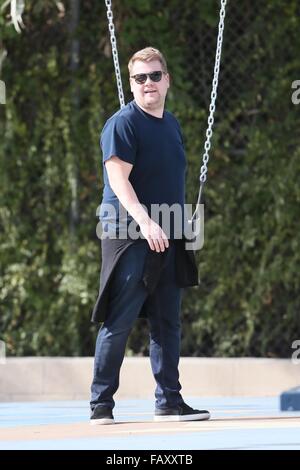 James Corden joue avec son fils Max au parc avec : James Corden Où : Los Angeles, California, United States Quand : 05 déc 2015 Banque D'Images