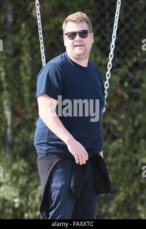 James Corden joue avec son fils Max au parc avec : James Corden Où : Los Angeles, California, United States Quand : 05 déc 2015 Banque D'Images