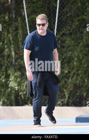 James Corden joue avec son fils Max au parc avec : James Corden Où : Los Angeles, California, United States Quand : 05 déc 2015 Banque D'Images