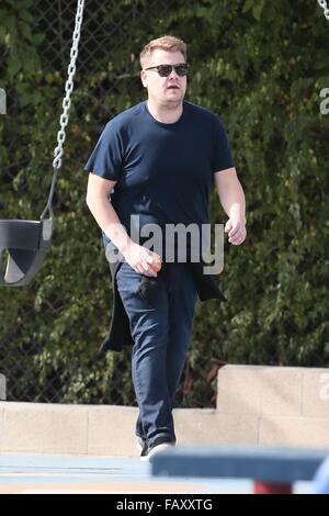 James Corden joue avec son fils Max au parc avec : James Corden Où : Los Angeles, California, United States Quand : 05 déc 2015 Banque D'Images