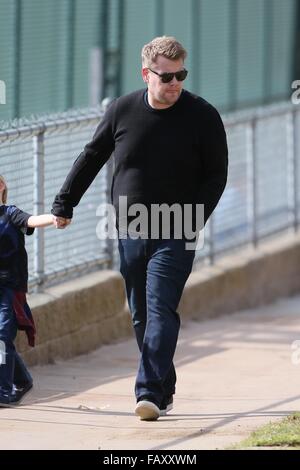 James Corden joue avec son fils Max au parc avec : James Corden Où : Los Angeles, California, United States Quand : 05 déc 2015 Banque D'Images