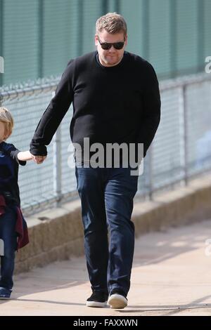 James Corden joue avec son fils Max au parc avec : James Corden Où : Los Angeles, California, United States Quand : 05 déc 2015 Banque D'Images