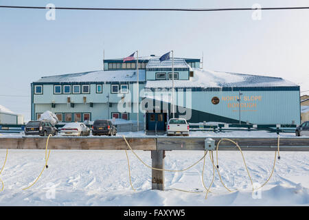 Vue extérieure de l'Administration centrale de North Slope Borough, Barrow, versant nord, l'Alaska arctique, USA, Hiver Banque D'Images