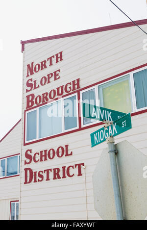 Vue extérieure de l'écriture rouge sur l'extérieur de la région de North Slope Borough School District Building, Barrow, versant nord, l'Alaska arctique, USA, Hiver Banque D'Images