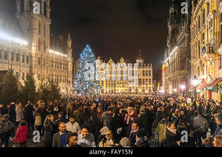 Bruxelles Grand Place la veille du Nouvel An 2015-2016. À minuit. Banque D'Images