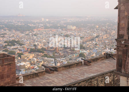 30 novembre 2015, Jodhpur, Rajasthan, Inde. Vue depuis le Fort de Mehrangarh avec canon sur les remparts avec vue sur Jodhpur. Explorin Banque D'Images