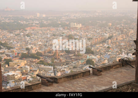 30 novembre 2015, Jodhpur, Rajasthan, Inde. Vue depuis le Fort de Mehrangarh avec canon sur les remparts avec vue sur Jodhpur. Explorin Banque D'Images