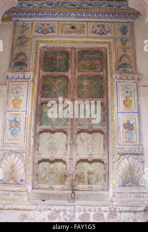 30 novembre 2015, Jodhpur, Rajasthan, Inde. Porte en bois traditionnel en pierre avec des surround. Banque D'Images