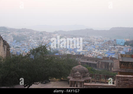 30 novembre 2015, Jodhpur, Rajasthan, Inde. Vue sur la ville bleue de Jodhpur du Fort Mehrangarh. Explorer les plaisirs Banque D'Images