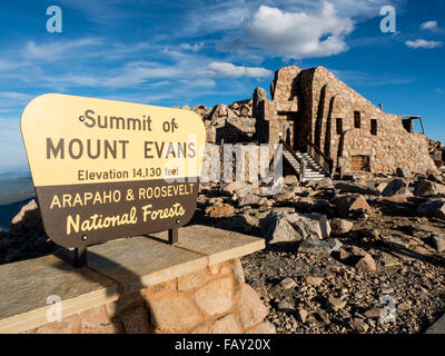 MOUNT EVANS Recreation Area, Colorado, USA - 10 septembre 2015 : Inscrivez-vous à la fin de la plus haute route pavée en Amérique du Nord. Banque D'Images