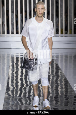 NEW YORK, NY - 14 juillet 2015 : Août Gonet promenades la piste pendant la Rochambeau show à NY Fashion Week Men's S/S 2016 Banque D'Images