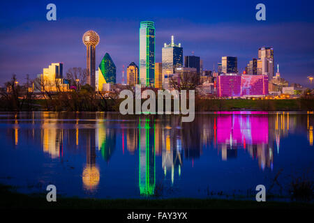 Le centre-ville de Dallas, Texas reflétant dans la rivière de la Trinité Banque D'Images