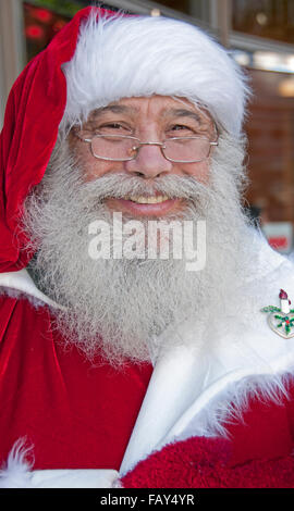 Le Père Noël de l'Armée du salut à l'entrée du grand magasin Macy's à San Francisco, Californie Banque D'Images