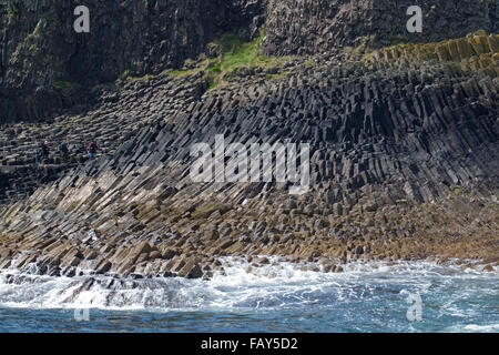 Piliers ou colonnes hexagonales de basalte, juste au-dessus des raz de l'eau de mer. Aux côtés de Fingel's Cave. Staffa. L'Écosse. Banque D'Images