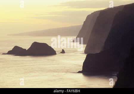 Big Island, Hawaii, le lever du soleil sur la côte Hamakua, vue à partir de la côte au vent, Pololu donnent sur le Nord d'Hawai'i, Banque D'Images