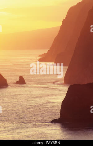 Big Island, Hawaii, le lever du soleil sur la côte Hamakua, vue à partir de la côte au vent, Pololu donnent sur le Nord d'Hawai'i, Banque D'Images