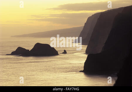 Big Island, Hawaii, le lever du soleil sur la côte Hamakua, vue à partir de la côte au vent, Pololu donnent sur le Nord d'Hawai'i, Banque D'Images