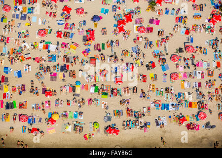 Vue aérienne, le coucher du Soleil Plage, baigneurs sur les serviettes, journée la plus chaude au printemps de 2015, le lac, l'eau, Escher serviettes rouge, un parapluie rouge, Banque D'Images