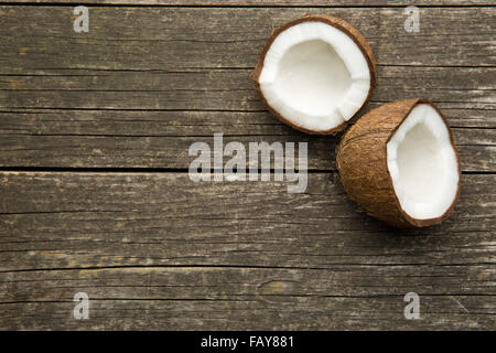 La moitié noix de coco sur fond de bois vieux Banque D'Images