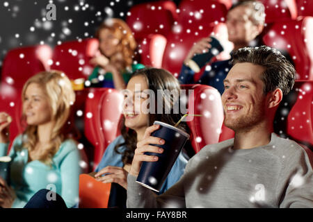 Happy friends avec pop-corn et des boissons dans le cinéma Banque D'Images