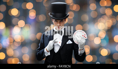 Magicien montrant tour avec des cartes à jouer Banque D'Images
