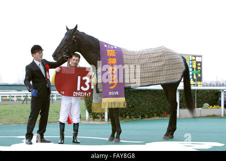 Hyogo, Japon. Dec 26, 2015. Rosa Gigantea ( Mirco Demuro) les courses de chevaux : Jockey Mirco Demuro pose avec Rosa Gigantea après avoir remporté la coupe à Hanshin Hippodrome de Hanshin à Hyogo, Japon . © Eiichi Yamane/AFLO/Alamy Live News Banque D'Images