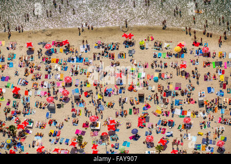 Vue aérienne, le coucher du Soleil Plage, baigneurs sur les serviettes, journée la plus chaude au printemps de 2015, le lac, l'eau, Escher serviettes rouge, un parapluie rouge, Banque D'Images