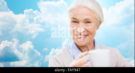 Happy senior femme avec une tasse de thé ou café Banque D'Images