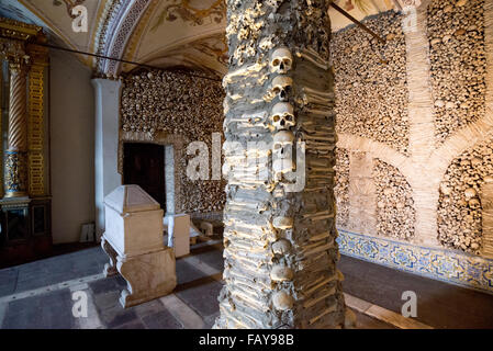 La Chapelle des Os à Evora, Portugal, est une étape de la église royale de saint François, et a été construit par mon franciscaine Banque D'Images