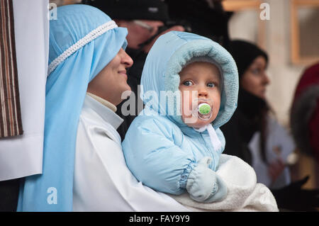 Reenactor comme Vierge Marie avec l'enfant Jésus le Christ, pour l'Épiphanie fêtes à Wroclaw, la Basse Silésie, Pologne Banque D'Images