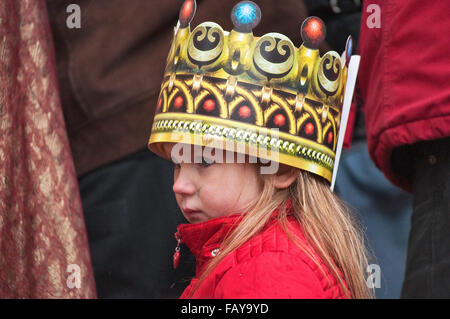 Petite fille portant une couronne de papier pour l'Épiphanie (trois rois) Maison de vacances à Rynek (Place du marché) à Wroclaw, la Basse Silésie, Pologne Banque D'Images