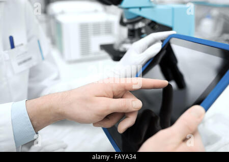 Close up de scientifiques les mains avec tablet pc in lab Banque D'Images