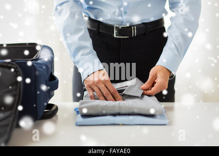 Businessman vêtements d'emballage dans un sac de voyage Banque D'Images