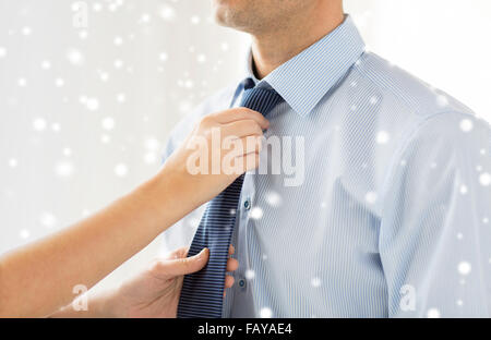 Close up of woman adjusting tie mains sur mans cou Banque D'Images