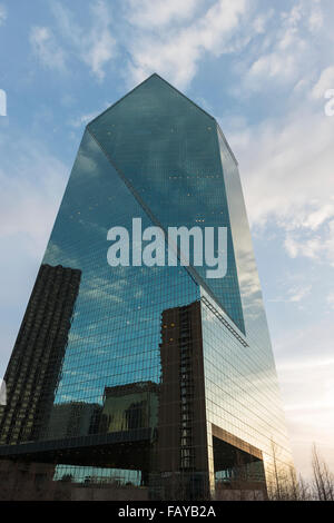 Portrait d'un immeuble de bureaux avec des murs de verre reflétant d'autres bâtiments, Dallas, Texas, États-Unis d'Amérique Banque D'Images