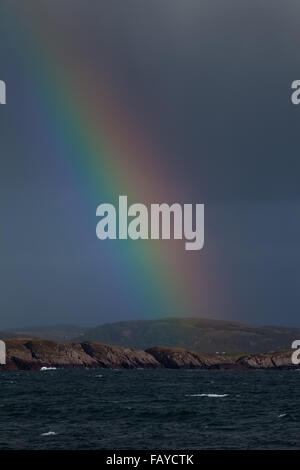 Arc-en-ciel sur Mull. Vue du port romain, Iona à travers le son. Hébrides intérieures. L'Argyll and Bute, côte ouest de l'Écosse. UK. Go. Banque D'Images
