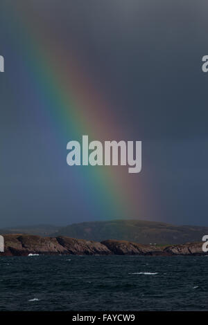 Arc-en-ciel sur Mull. Vue du port romain, Iona à travers le son. Hébrides intérieures. L'Argyll and Bute, côte ouest de l'Écosse. UK. Go. Banque D'Images