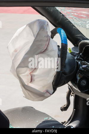 Vue éclatée de l'airbag lors d'un accident de voiture. Banque D'Images