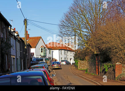 Vue d'une rue étroite dans le village de North Norfolk Claj suivant la mer, Norfolk, Angleterre, Royaume-Uni. Banque D'Images