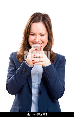 Femme d'affaires avec un cellulaire sms, isolé sur fond blanc Banque D'Images