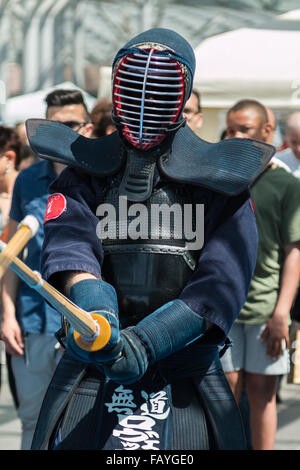 Le kendo Kendo guerrier avec épée de bambou et uniforme. Art martial japonais Banque D'Images