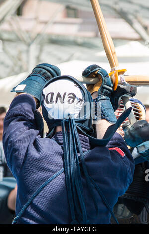 Le kendo Fighters match en vêtements traditionnels et l'Épée de bambou, art martial d'origine japonaise Banque D'Images