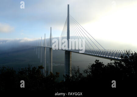 Viaduc de Millau pont de suspension en Aveyron, France à la fin du jour, le soleil étincelant sur les piliers Banque D'Images