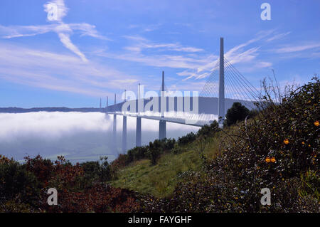 Viaduc de Millau pont de suspension en Aveyron, France avec les nuages rouler de façon spectaculaire à la structure de l'enveloppe. Banque D'Images