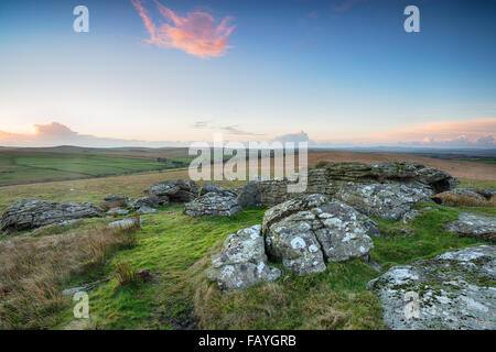 Robuste, sauvage et rocheux landes avec poneys paissant dans la distance près de St Breward sur Bodmin Moor en Cornouailles Banque D'Images