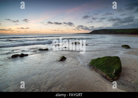 Pentewan Sands à l'aube d'une grande plage de sable près de St Austell à Cornwall Banque D'Images