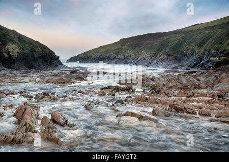 L'hiver sur la plage de Port Quin sur la côte nord de Cornwall Banque D'Images