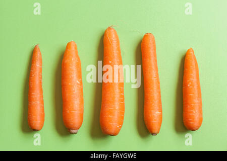 Ensemble de carottes sur un comptoir vert Banque D'Images