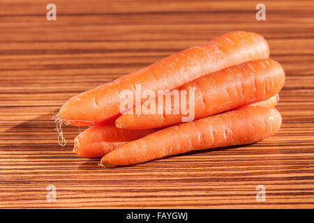 Ensemble de carottes sur un comptoir en bois Banque D'Images