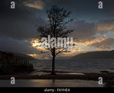 Coucher du soleil d'hiver sur l'extrémité nord du Loch Ness à Dores. 10 112 SCO Banque D'Images